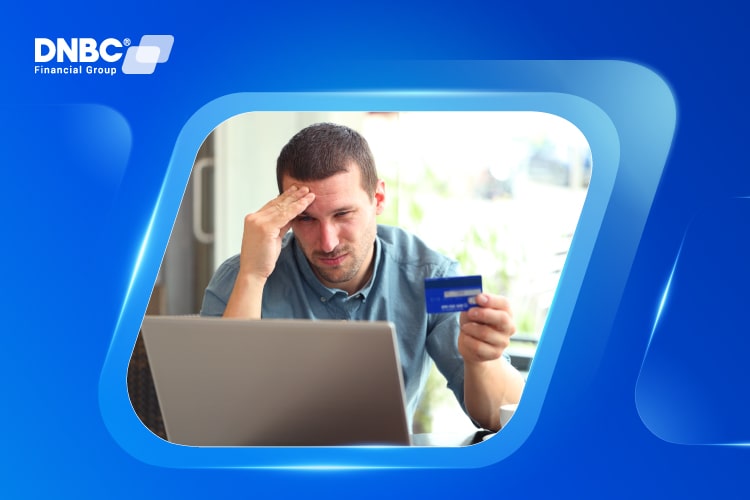 Tips to Avoid Hidden Fees in Credit Card Transactions Visual guide showing how to avoid hidden fees in credit card use by selecting the right card, avoiding DCC, and checking terms
